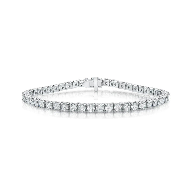 Diamond tennis bracelet in 18k white gold with four prong setting